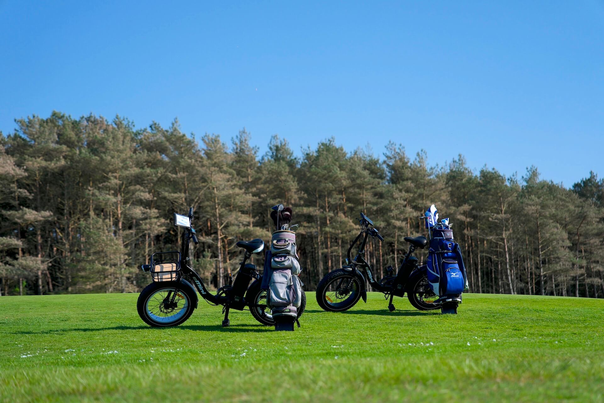 2 cykler pa? golfbanen (1)