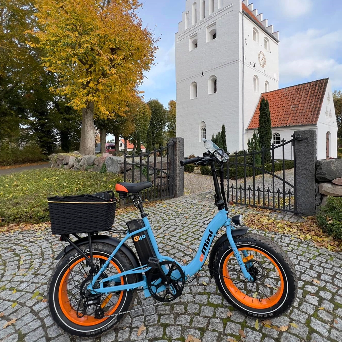 EFUTURE eMini Fatbike Elcykel ved kirke