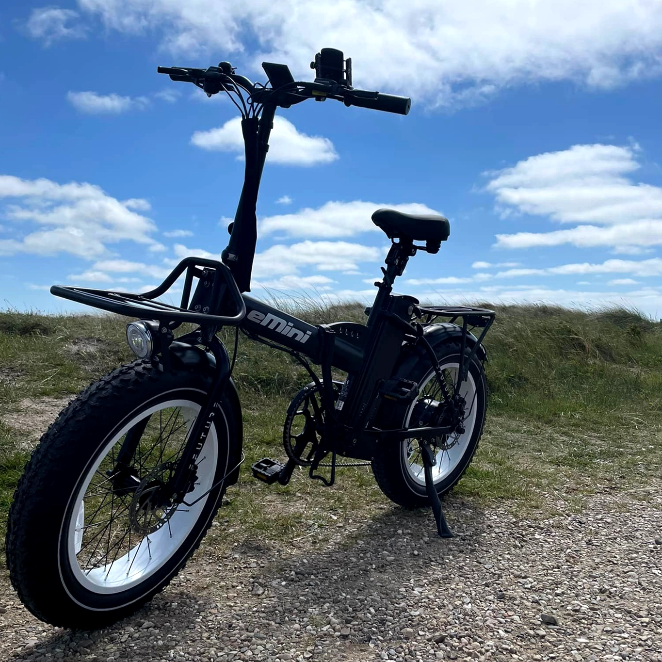 EFUTURE eMini Classic Fatbike Elcykel Sort med hvide fælge i klitter