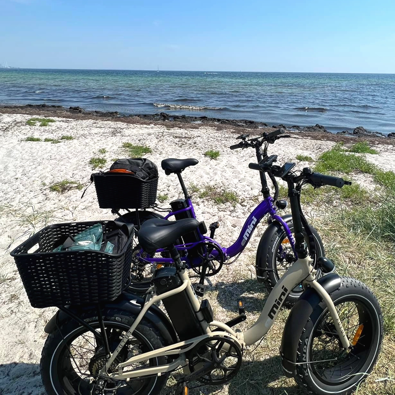 EFUTURE eMini Fatbike Elcykel Lilla og sand ved strand
