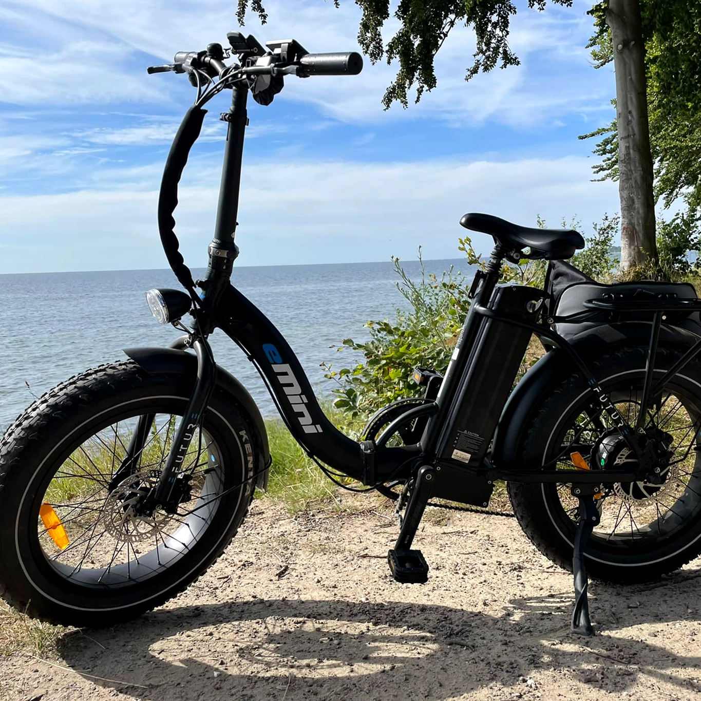 EFUTURE eMini Low Fatbike Elcykel Sort ved Strand
